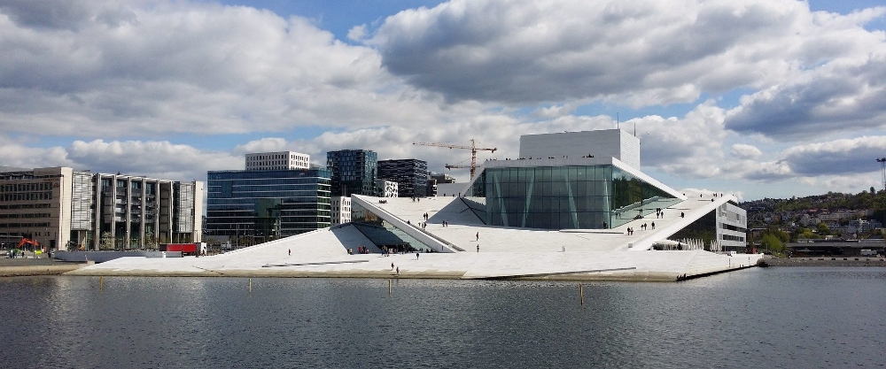 La Ópera de Oslo en Noruega, un ejemplo de diseño urbano sostenible y centro cultural en una de las capitales más dinámicas del norte de Europa.